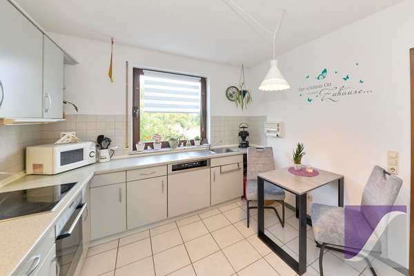 Bekond: Freistehendes Wohnhaus mit Garage und großzügigem Garten