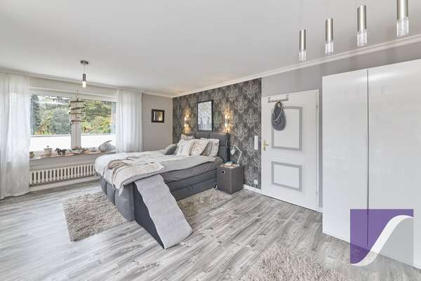 Bernkastel-Kues: Besonderes Anwesen mit parkartigem Garten und Garagen