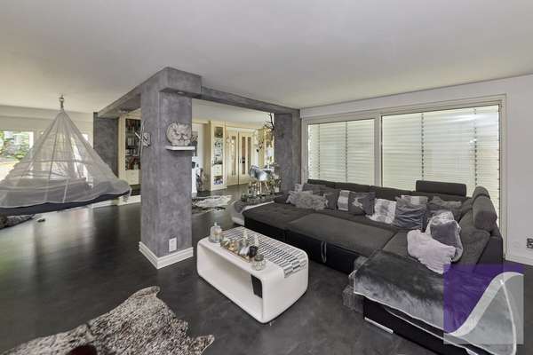 Bernkastel-Kues: Besonderes Anwesen mit parkartigem Garten und Garagen