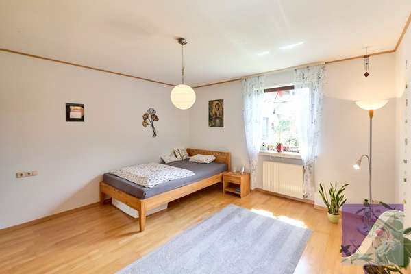 Bekond: Freistehendes Wohnhaus mit Garage und großzügigem Garten