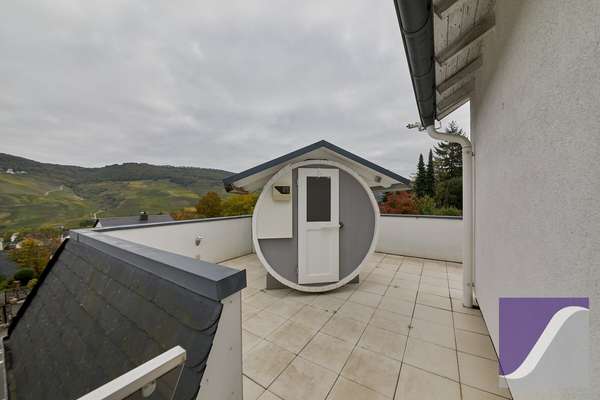 Bernkastel-Kues: Besonderes Anwesen mit parkartigem Garten und Garagen