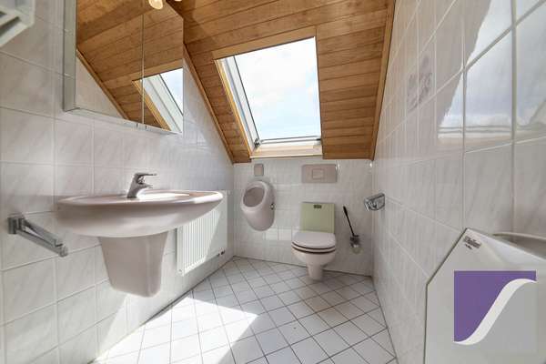 Berndorf: Renovierungsbedürftiges Wohnhaus mit Scheune und Garagen