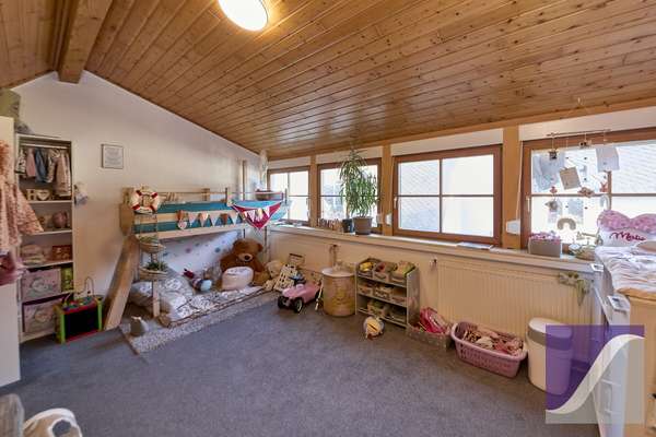 Zeltingen-Rachtig: Wohnhaus mit Balkon und PKW-Stellplatz