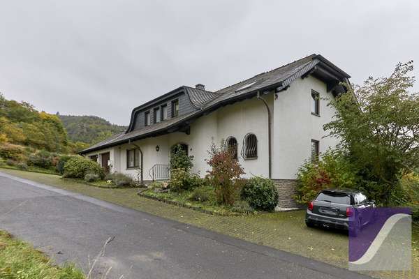 Veldenz: Zweifamilienhaus mit ELW und Fernblick