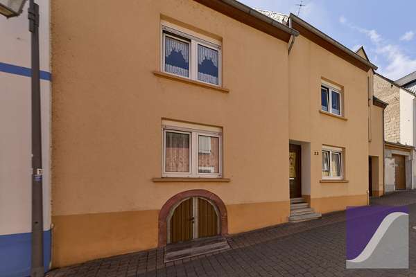 Kröv: Wohnhaus mit Innenhof und Garten