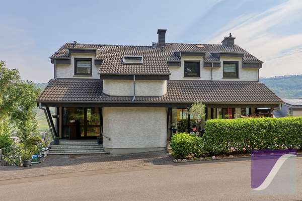 Bernkastel-Kues: Gepflegtes Mehrfamilienhaus mit Burg- und Fernblick