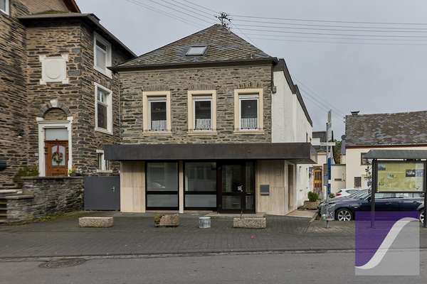 Mülheim: Zwei Häuser mit Garten und Parkplätzen zu einem Kaufpreis