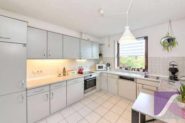Bekond: Freistehendes Wohnhaus mit Garage und großzügigem Garten