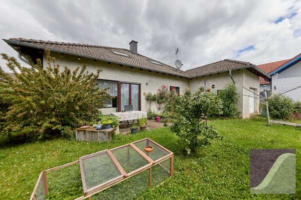 Bekond: Freistehendes Wohnhaus mit Garage und großzügigem Garten