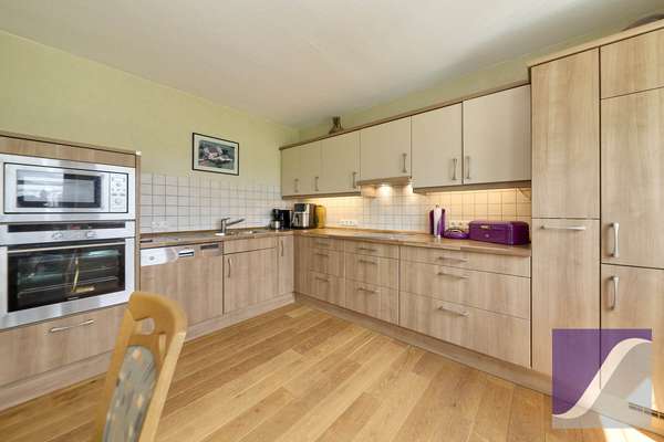 Berndorf: Renovierungsbedürftiges Wohnhaus mit Scheune und Garagen