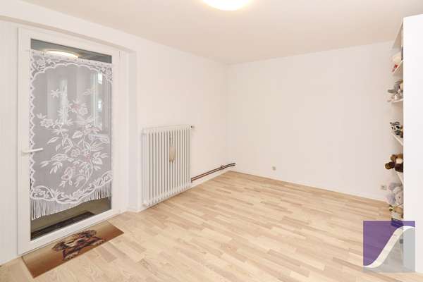 Burgen: Großzügiges Wohnhaus mit Terrasse und Außenstellplätzen
