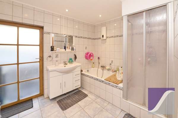 Zeltingen-Rachtig: Wohnhaus mit Balkon und PKW-Stellplatz