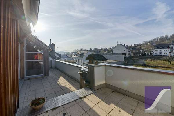 Lieser: 5-Zi.-Wohnung mit Dachterrasse und Fernblick