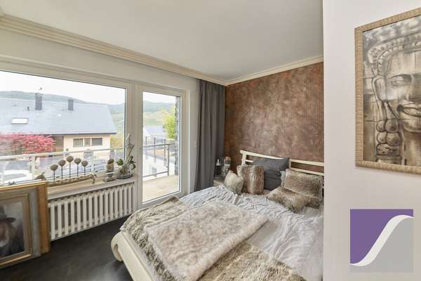 Bernkastel-Kues: Besonderes Anwesen mit parkartigem Garten und Garagen