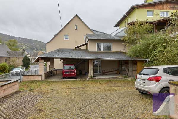 Burgen: Großzügiges Wohnhaus mit Terrasse und Außenstellplätzen