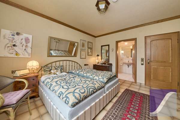 Veldenz: Zweifamilienhaus mit ELW und Fernblick