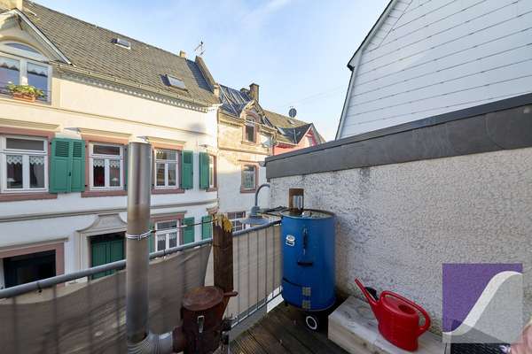 Nähe Bernkastel-Kues: Wohnhaus mit Balkon und PKW-Stellplatz