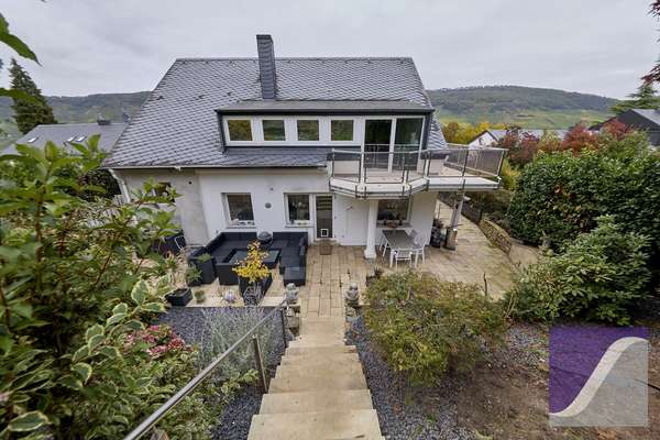 Bernkastel-Kues: Besonderes Anwesen mit parkartigem Garten und Garagen