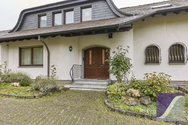 Veldenz: Zweifamilienhaus mit ELW und Fernblick