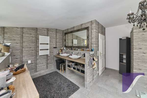 Bernkastel-Kues: Besonderes Anwesen mit parkartigem Garten und Garagen