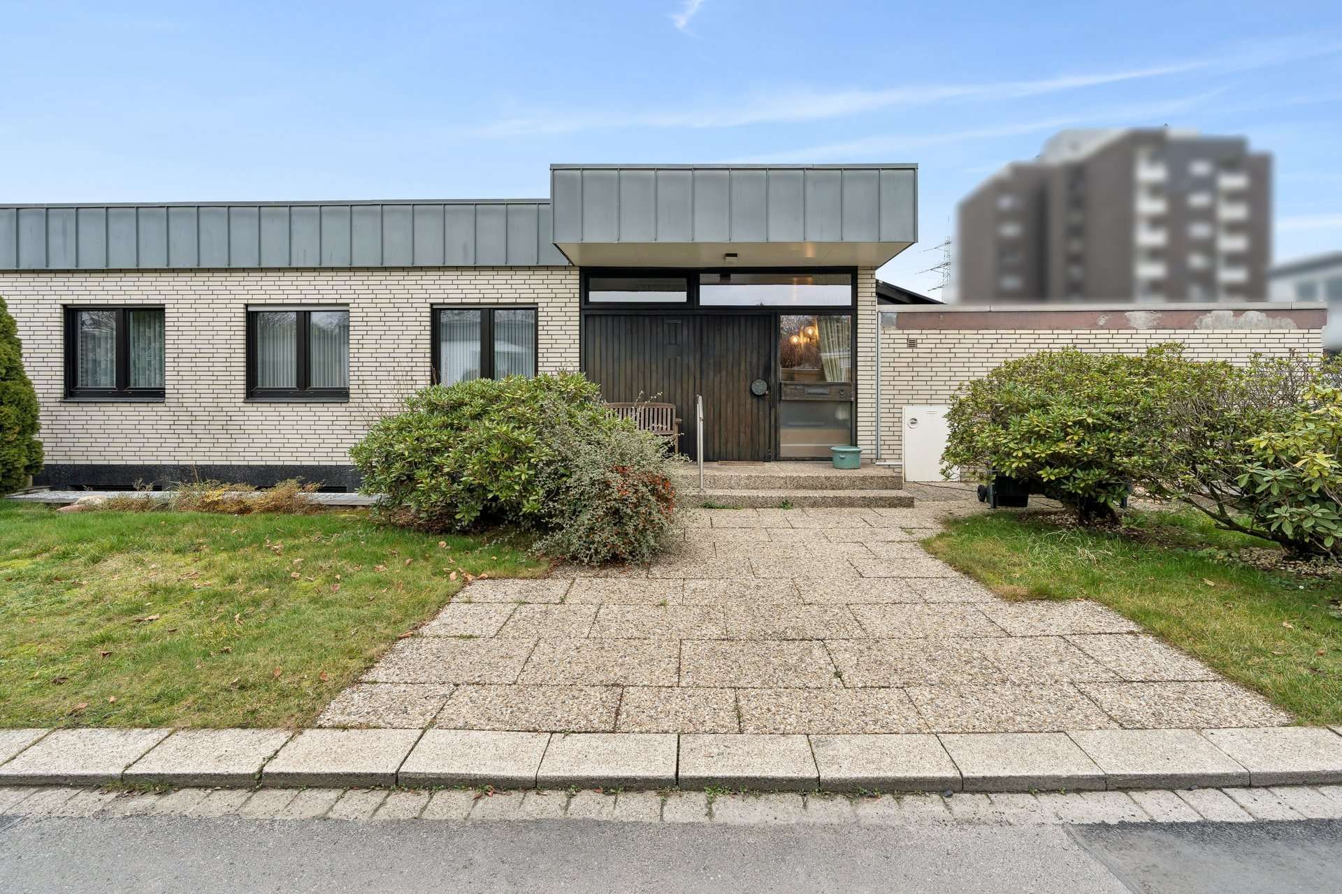 Stilvoller Bungalow mit ausgebautem Wohnkeller, Fernwärme und durchdachtem Grundriss in Herten – Ansicht 2