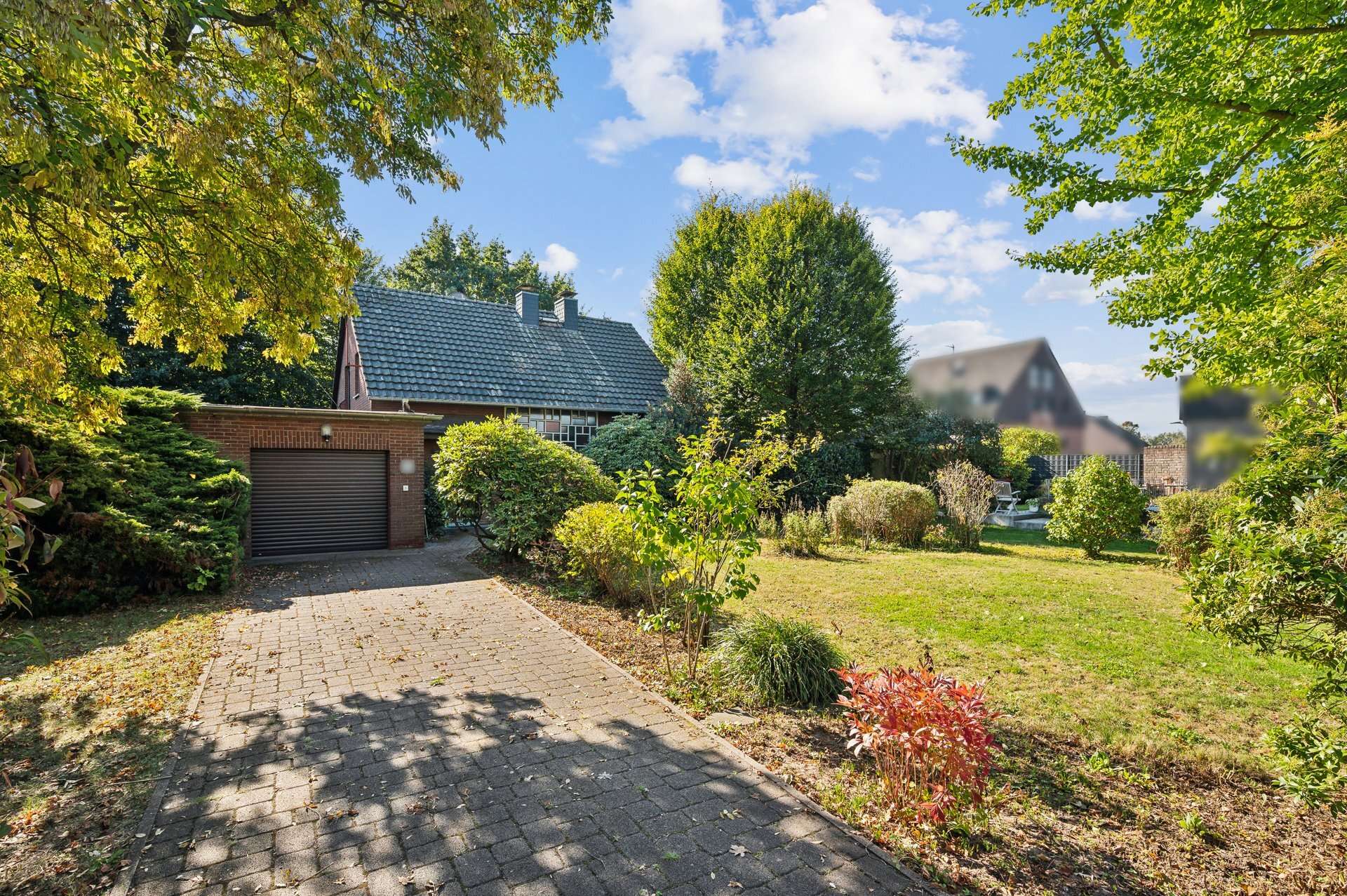 Einfamilienhaus auf großem Grundstück mit viel Potential in Grevenbroich – Ansicht 2