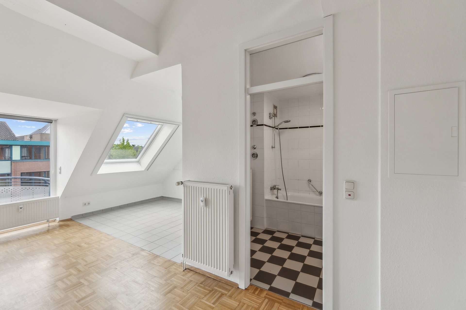Maisonette mit Blick in den Himmel – Zwei Ebenen, Balkon und Tiefgarage in ruhiger Wohnanlage in Meerbusch – Ansicht 6