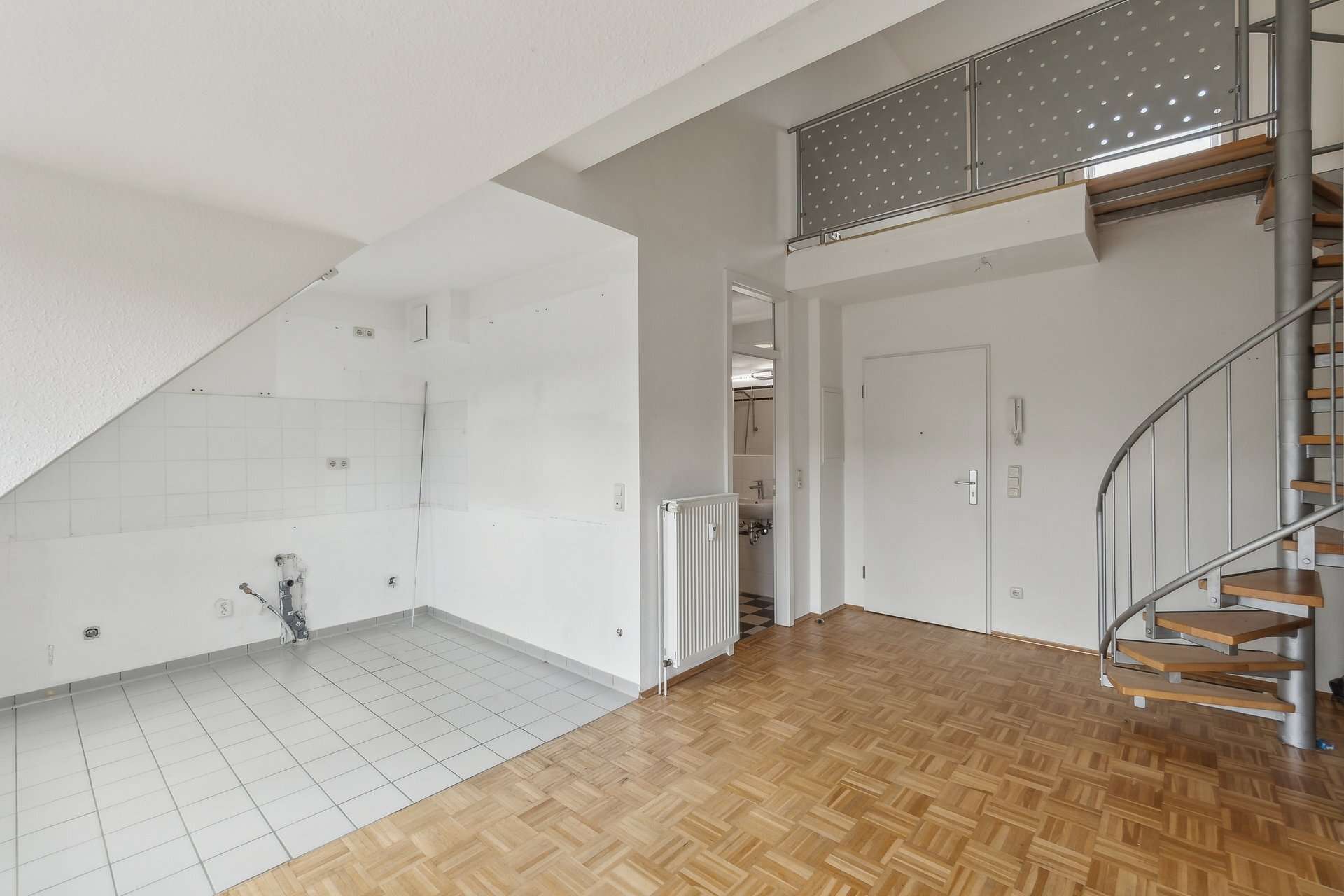 Maisonette mit Blick in den Himmel – Zwei Ebenen, Balkon und Tiefgarage in ruhiger Wohnanlage in Meerbusch – Ansicht 4