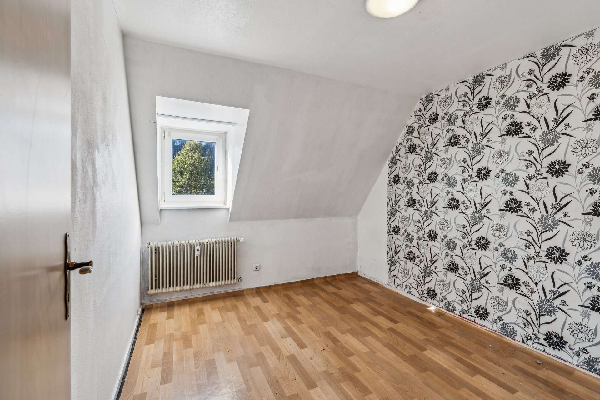 Charmante Dachgeschosswohnung mit Modernisierungsspielraum in bahnhofsnaher Wohnlage in Emmerich am Rhein – Ansicht 4