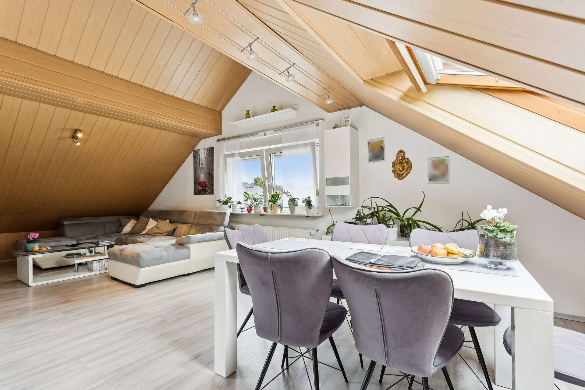 Großzügig geschnitten mit Loggia – Dachgeschosswohnung in begehrter Lage