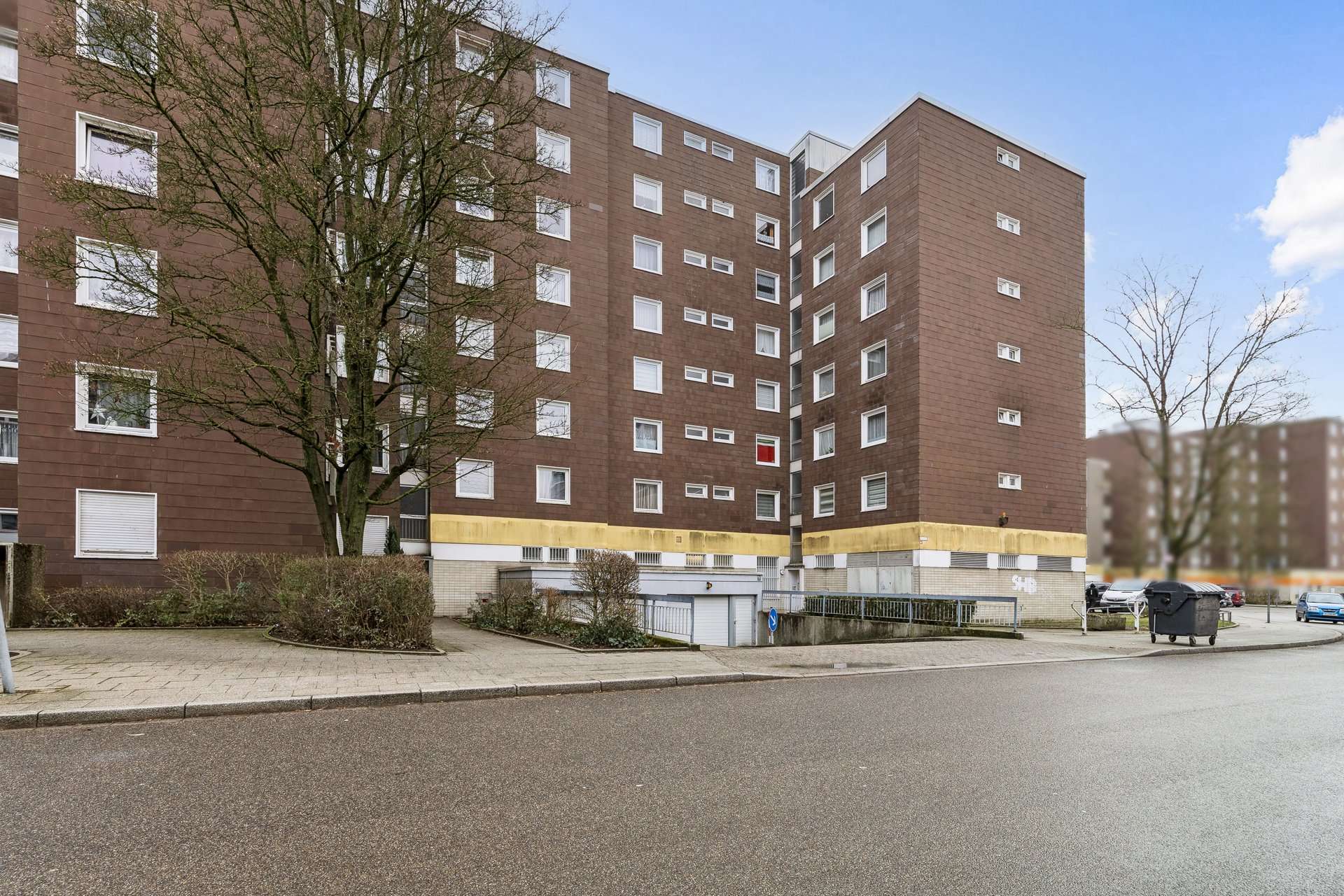 Vermietete Eigentumswohnung im 1. Obergeschoss mit Balkon, Aufzug und Tiefgaragenstellplatz