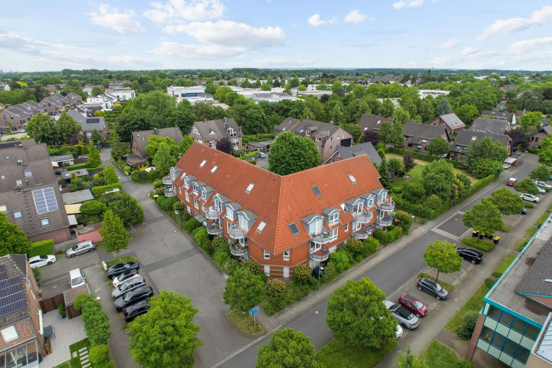 Maisonette mit Blick in den Himmel – Zwei Ebenen, Balkon und Tiefgarage in ruhiger Wohnanlage in Meerbusch – Ansicht 17