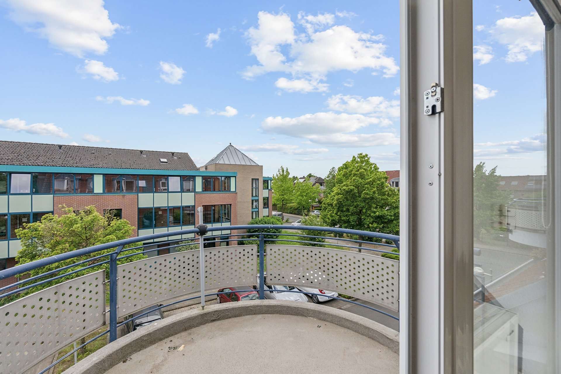 Maisonette mit Blick in den Himmel – Zwei Ebenen, Balkon und Tiefgarage in ruhiger Wohnanlage in Meerbusch – Ansicht 3