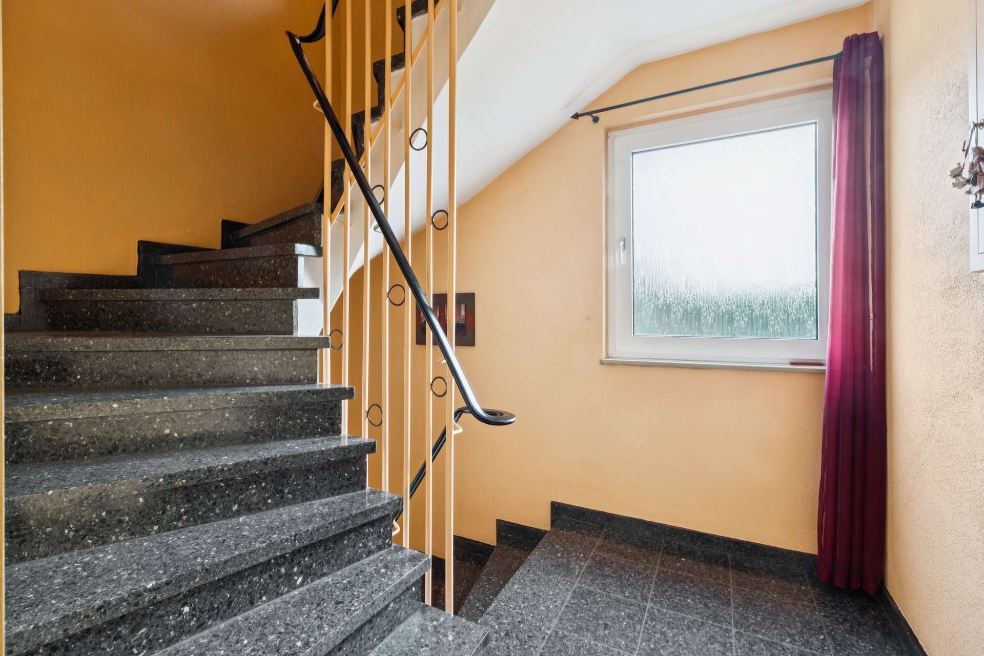 Dreifamilienhaus mit flexiblen Nutzungsmöglichkeiten und ruhigem Wohnumfeld in Bochum-Harpen in Bochum – Ansicht 2