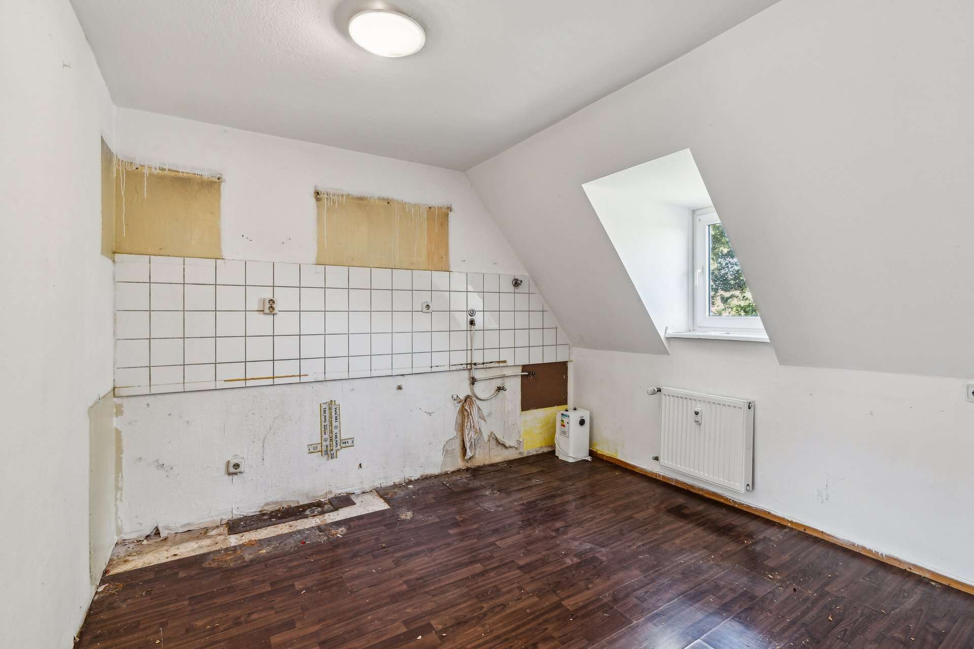Charmante Dachgeschosswohnung mit Modernisierungsspielraum in bahnhofsnaher Wohnlage in Emmerich am Rhein – Ansicht 8