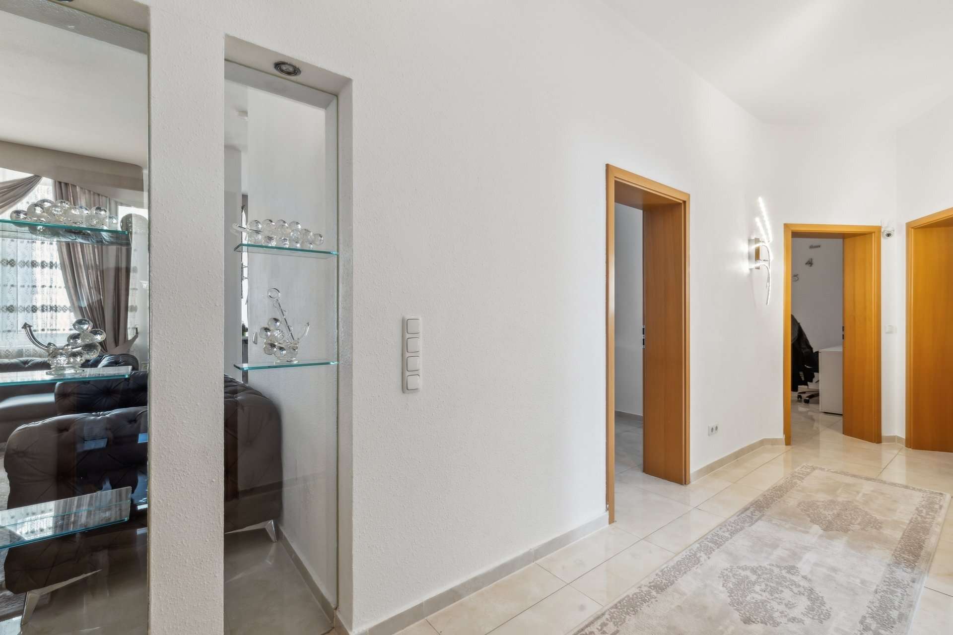 Charakterstarke Altbauwohnung mit modernisiertem Bad und großzügigem Raumgefühl in Bochum – Ansicht 2
