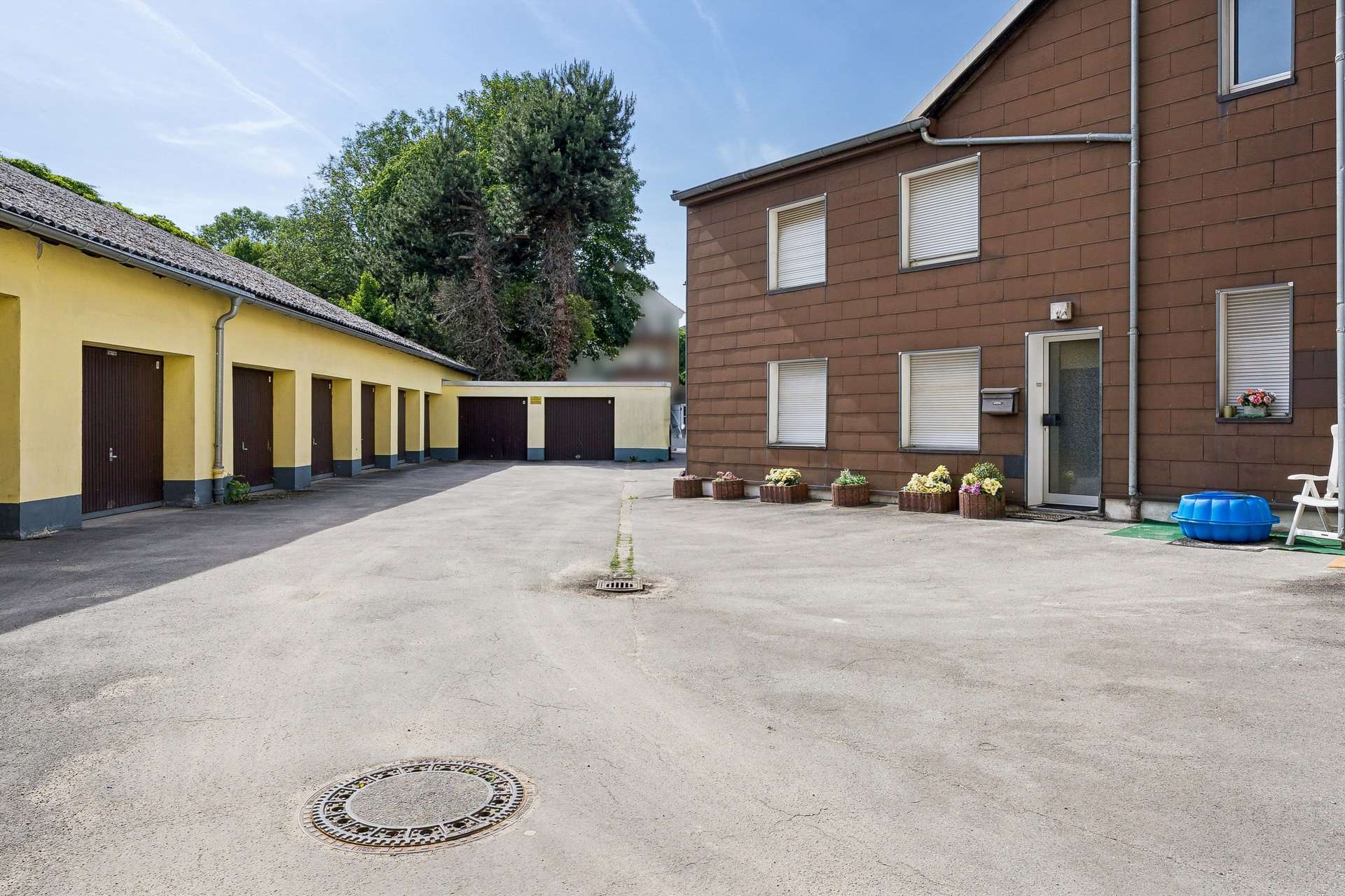Mehrfamilienhaus mit sieben Wohneinheiten, neun Garagen und zusätzlichem Mietsteigerungspotenzial in Witten – Ansicht 2
