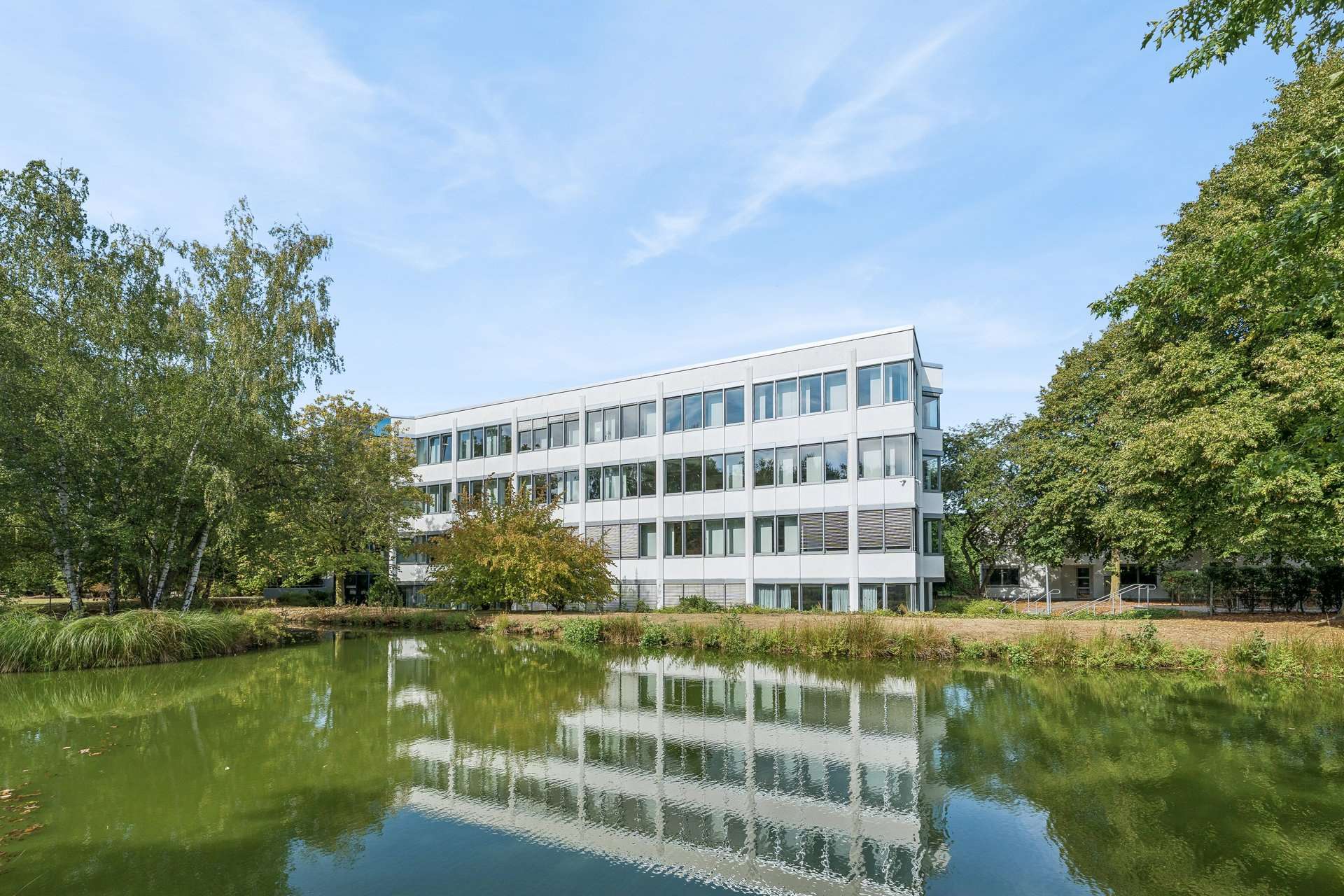 Gewerbeensemble mit langfristig vermietetem Bürohauptgebäude und Entwicklungsperspektive