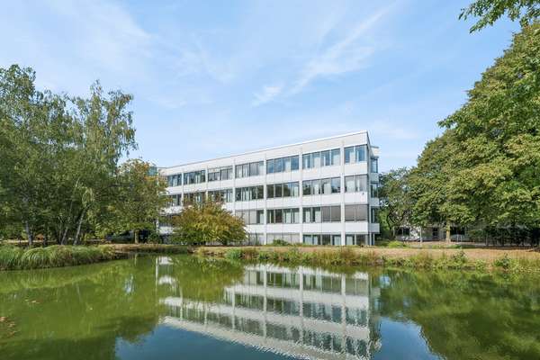 Gewerbeensemble mit langfristig vermietetem Bürohauptgebäude und Entwicklungsperspektive