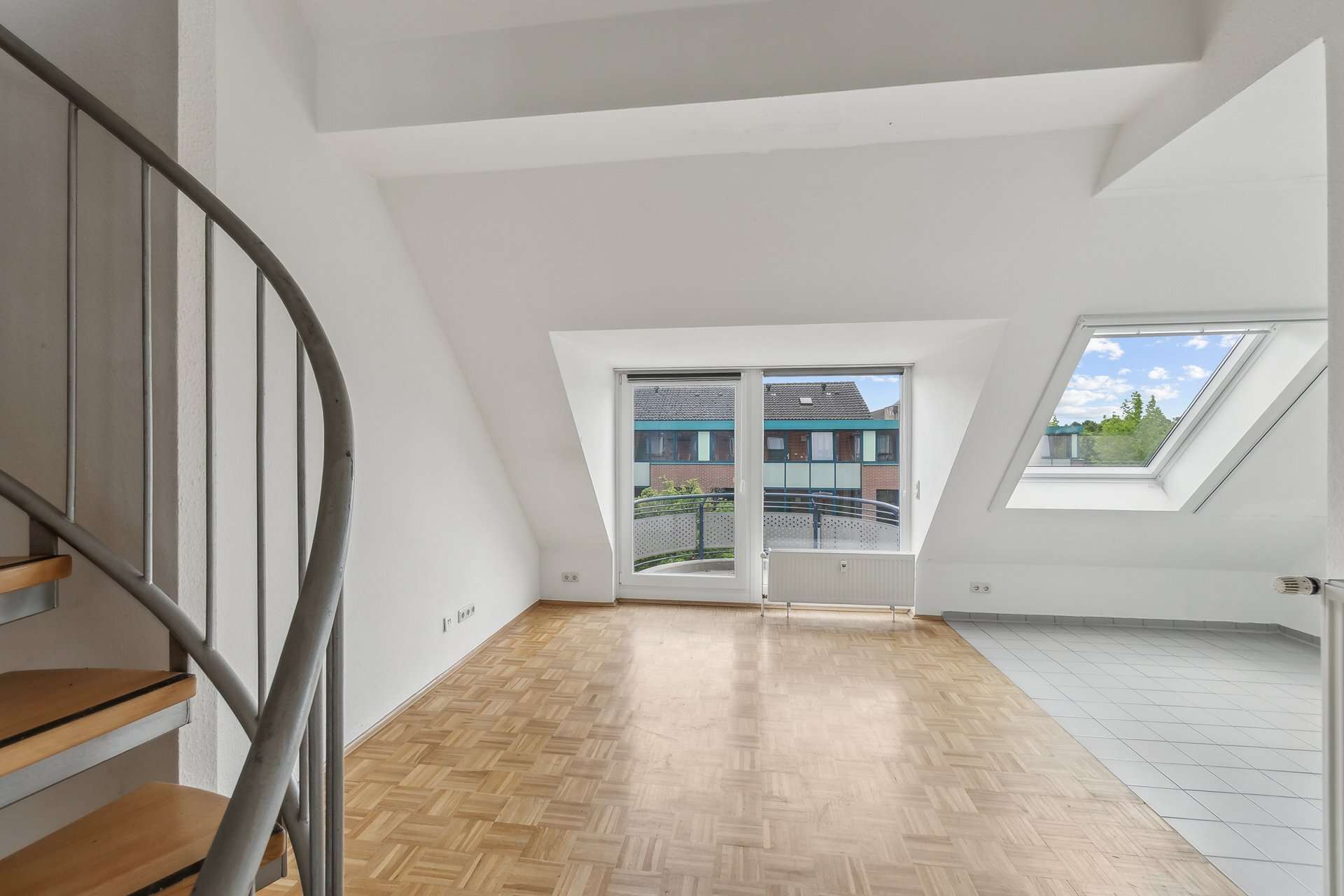 Maisonette mit Blick in den Himmel – Zwei Ebenen, Balkon und Tiefgarage in ruhiger Wohnanlage in Meerbusch – Ansicht 2