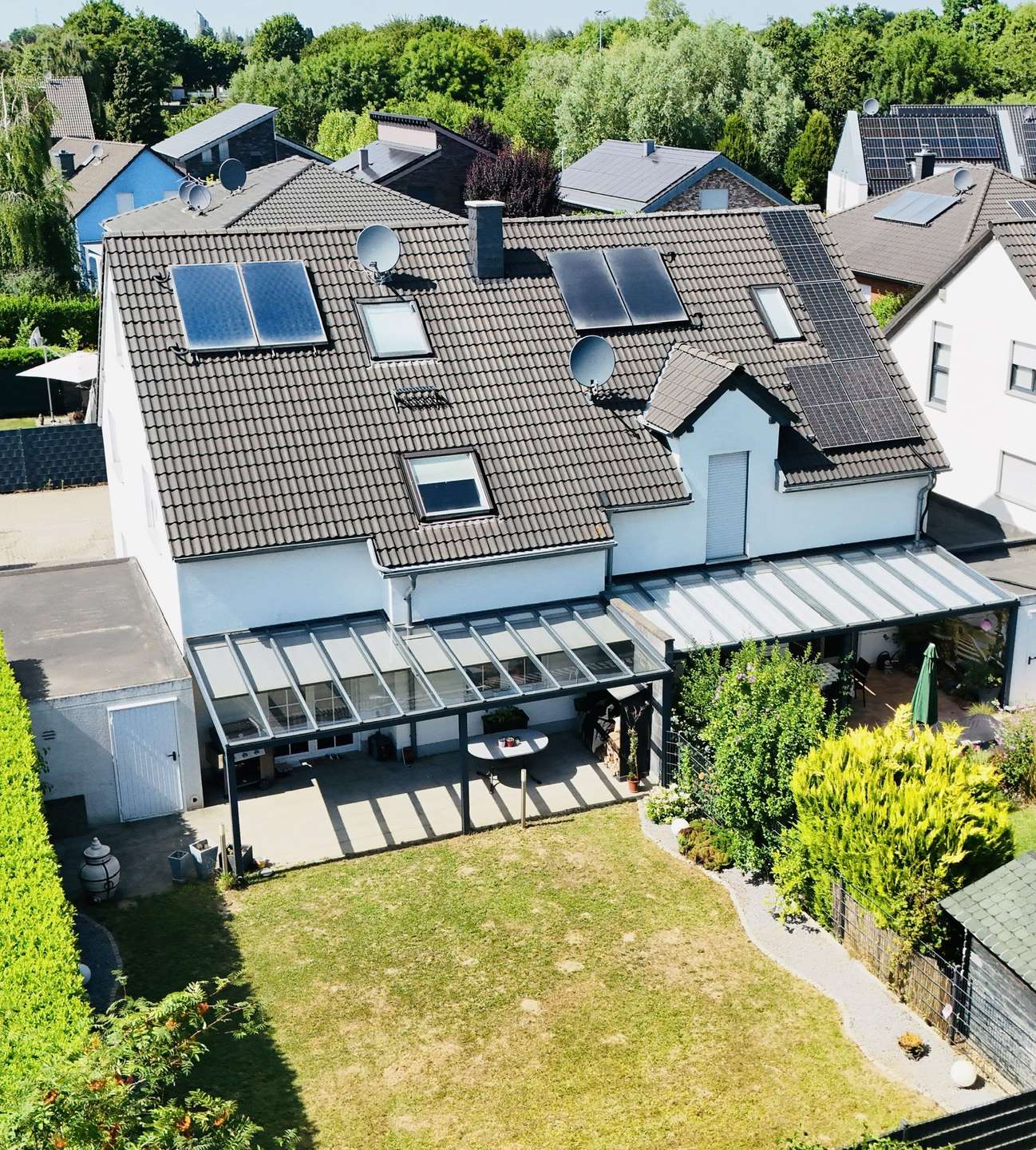 Geborgen Leben in Jüchen – Stilvolle DHH + Garten + Studio + Wellness in Jüchen – Ansicht 2