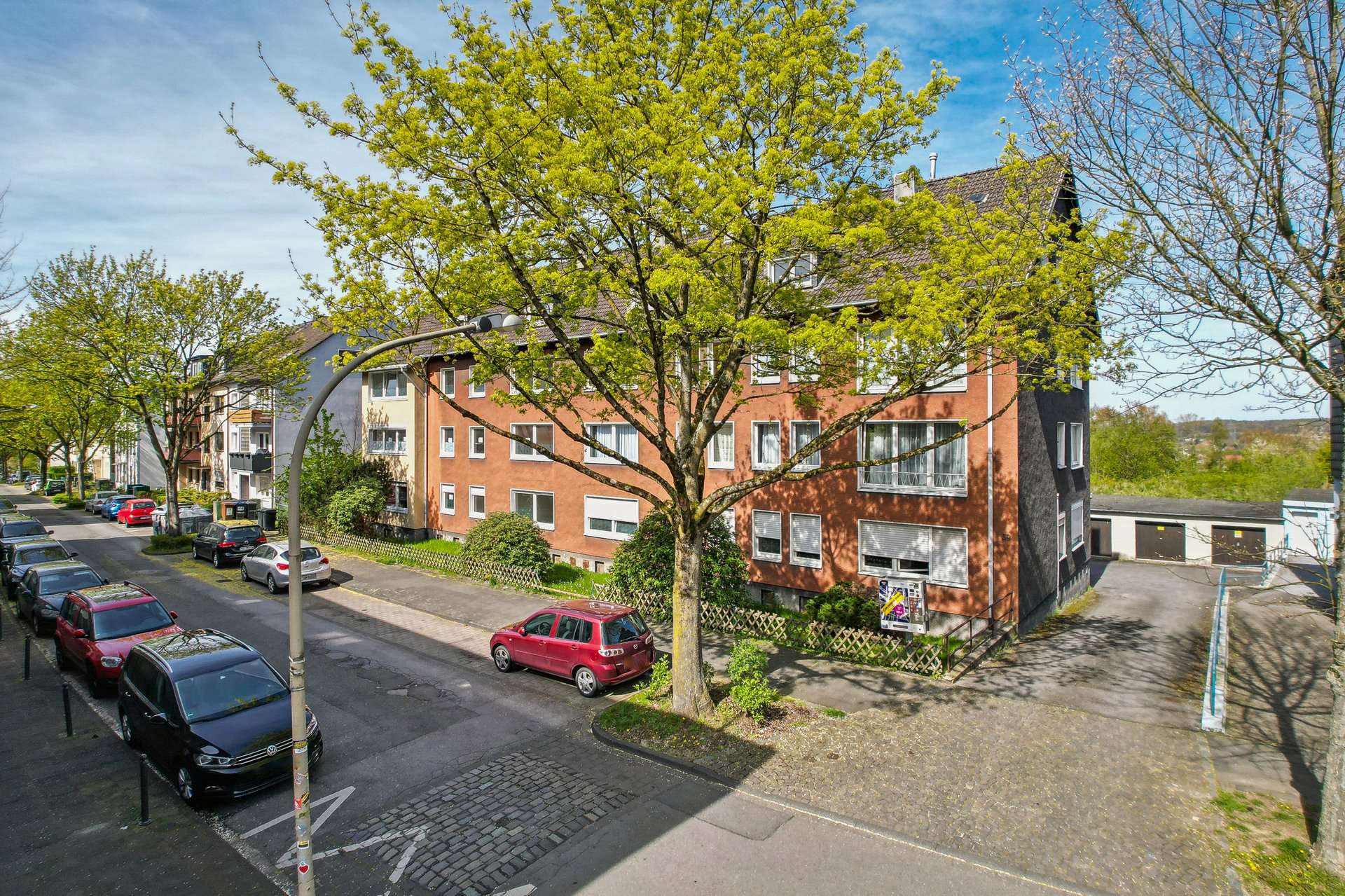Renditestarkes Mehrfamilienhaus mit 16 Wohnungen, 7 Garagen und laufender Neuvermietung
