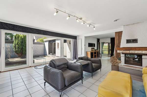 Wohnen auf einer Ebene: gepflegter Bungalow mit Kamin, Garten und Garage