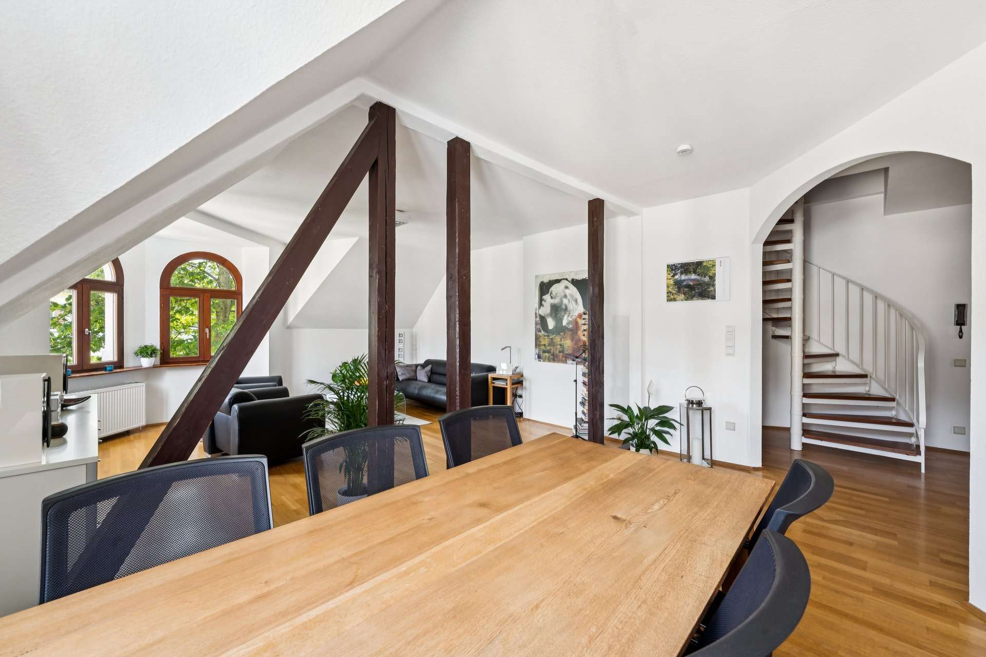 Wohnen mit Charakter: Stilvolle Maisonette mit zwei Südbalkonen und 147 m² Wohn-& Nutzfläche