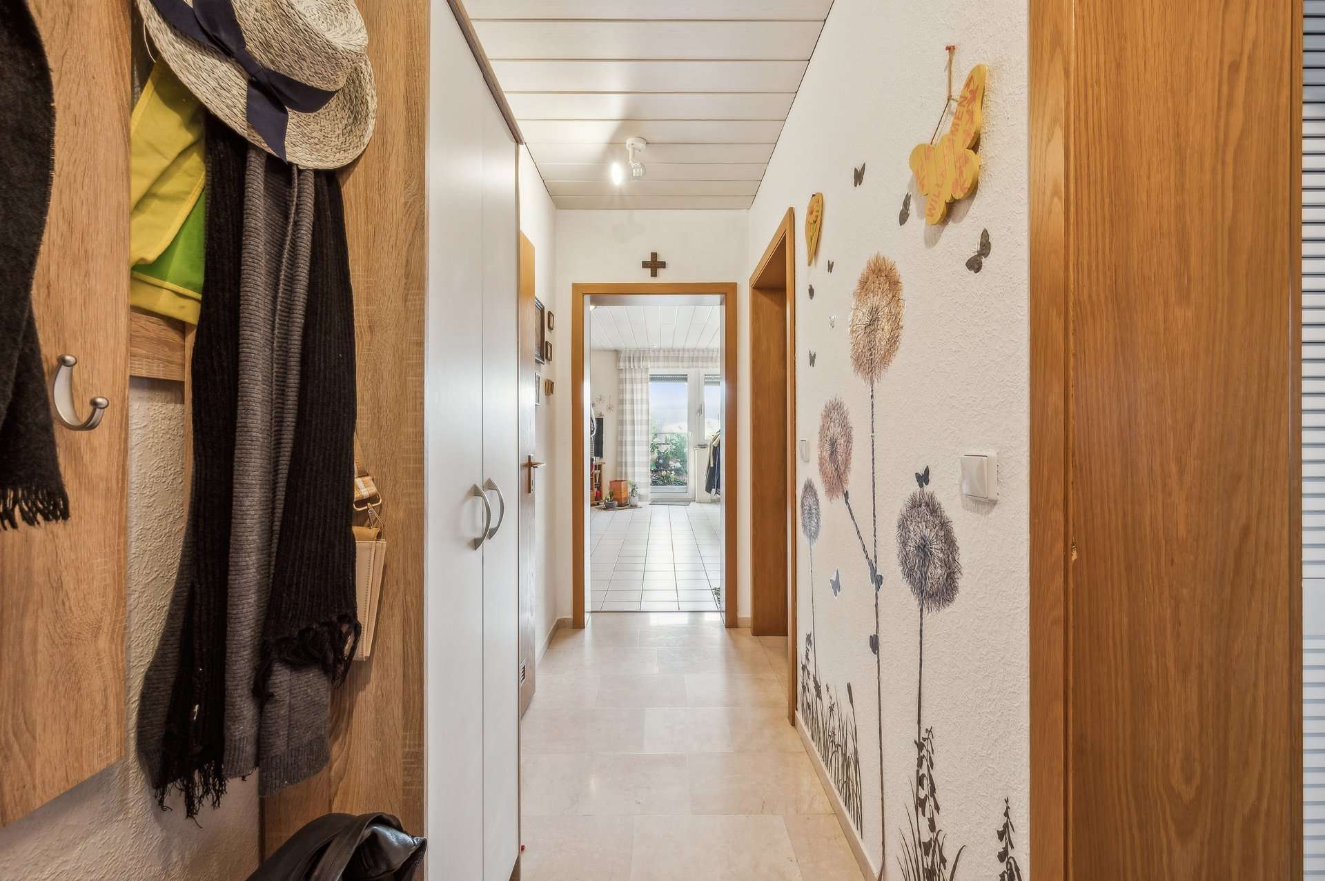 Stilvolle 2,5-Zimmer-Wohnung mit großer Einbauküche und Sonnenbalkon in Dormagen – Ansicht 2