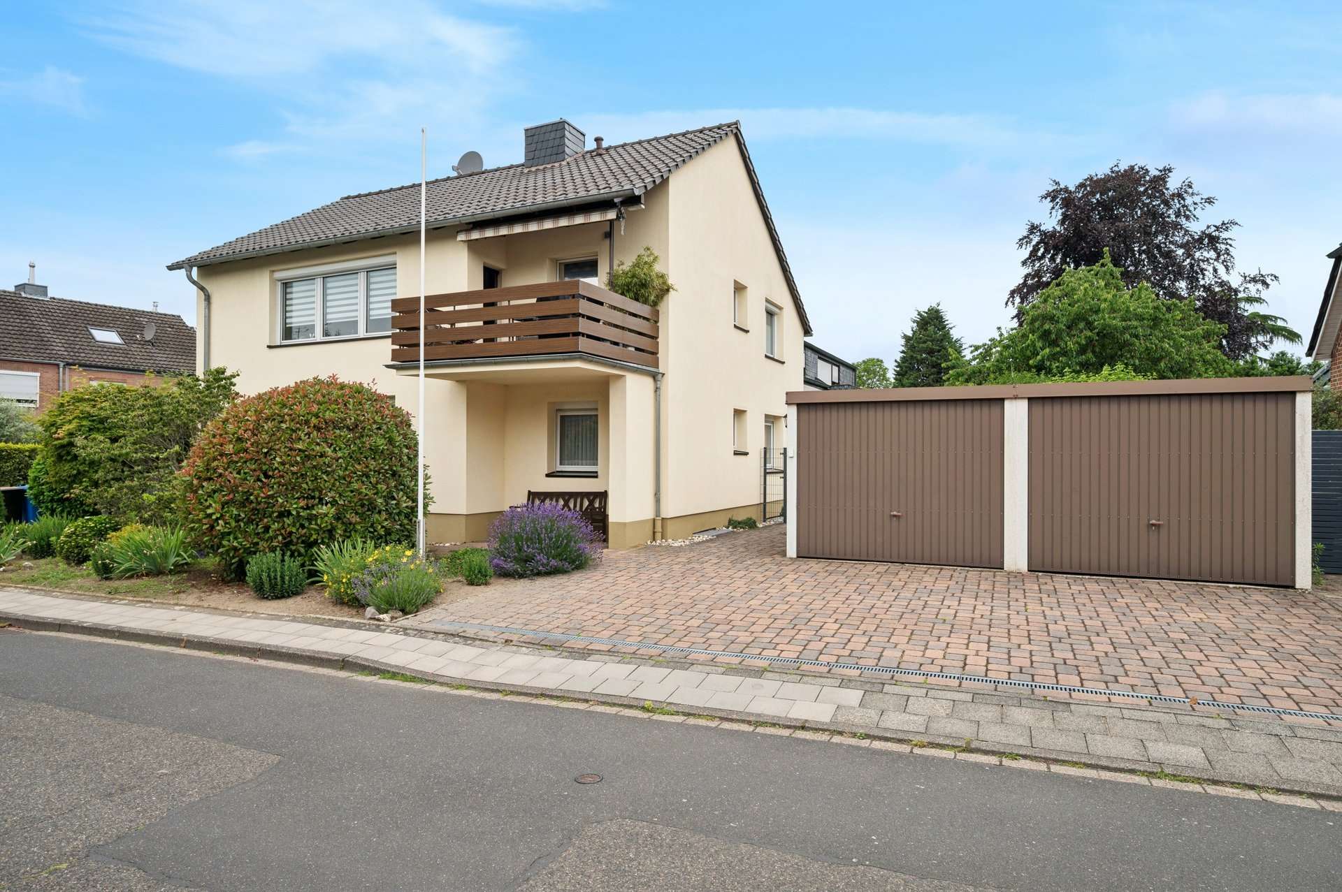 Eigenheim mit Mieteinnahme – Modernisiertes Zweifamilienhaus mit Garten und Doppelgarage