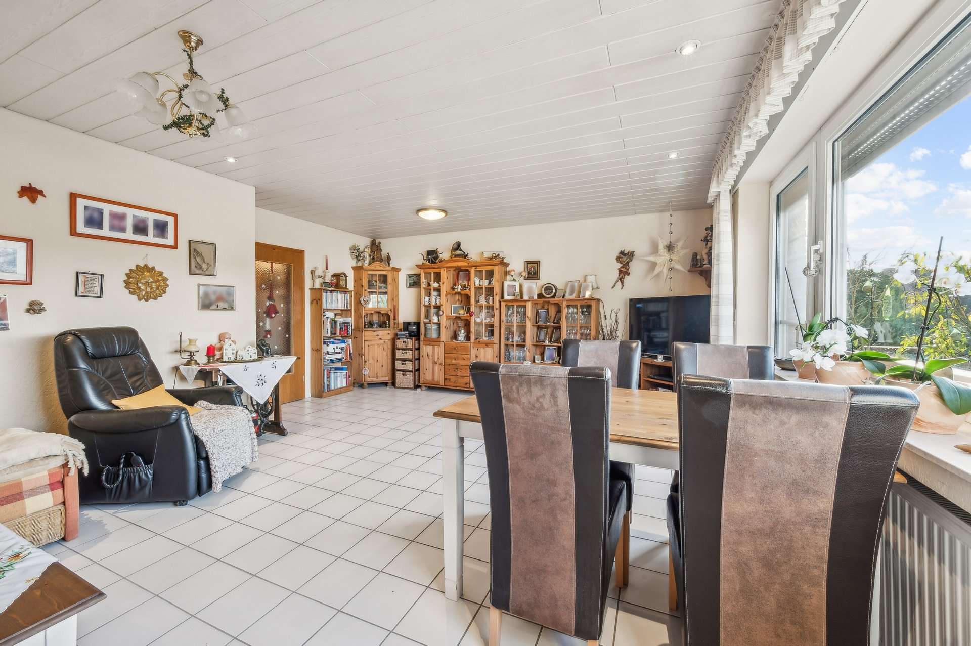 Stilvolle 2,5-Zimmer-Wohnung mit großer Einbauküche und Sonnenbalkon in Dormagen – Ansicht 3