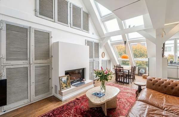 Wohnen mit Charakter - helle Dachgeschoss-Loft mit großer Dachterrasse in Düsseldorf-Golzheim