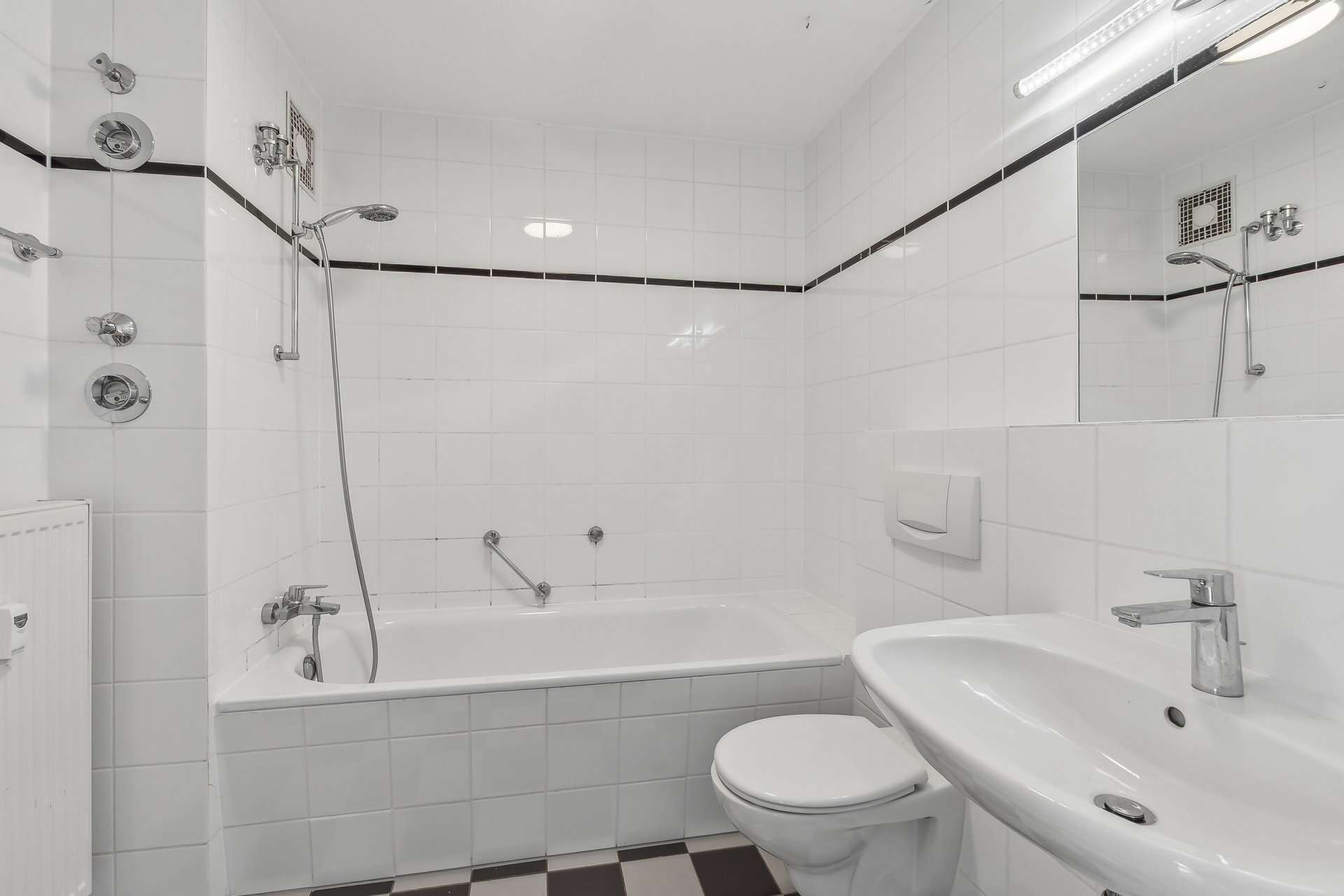 Maisonette mit Blick in den Himmel – Zwei Ebenen, Balkon und Tiefgarage in ruhiger Wohnanlage in Meerbusch – Ansicht 7