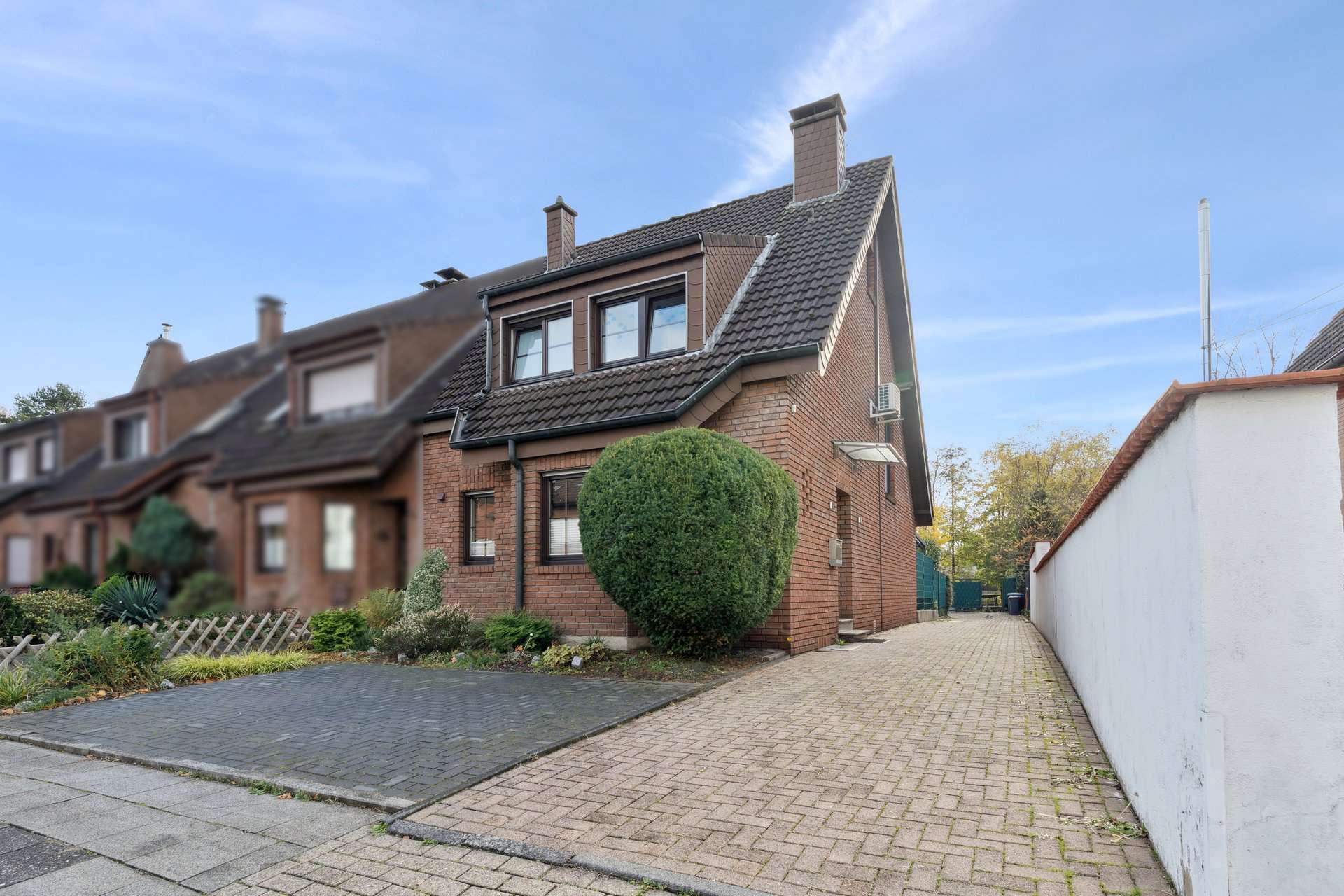 Ruhige Sackgassenlage in Bottrop: Reihenendhaus mit großzügigem Garten, Sauna und Kamin in Bottrop – Ansicht 2